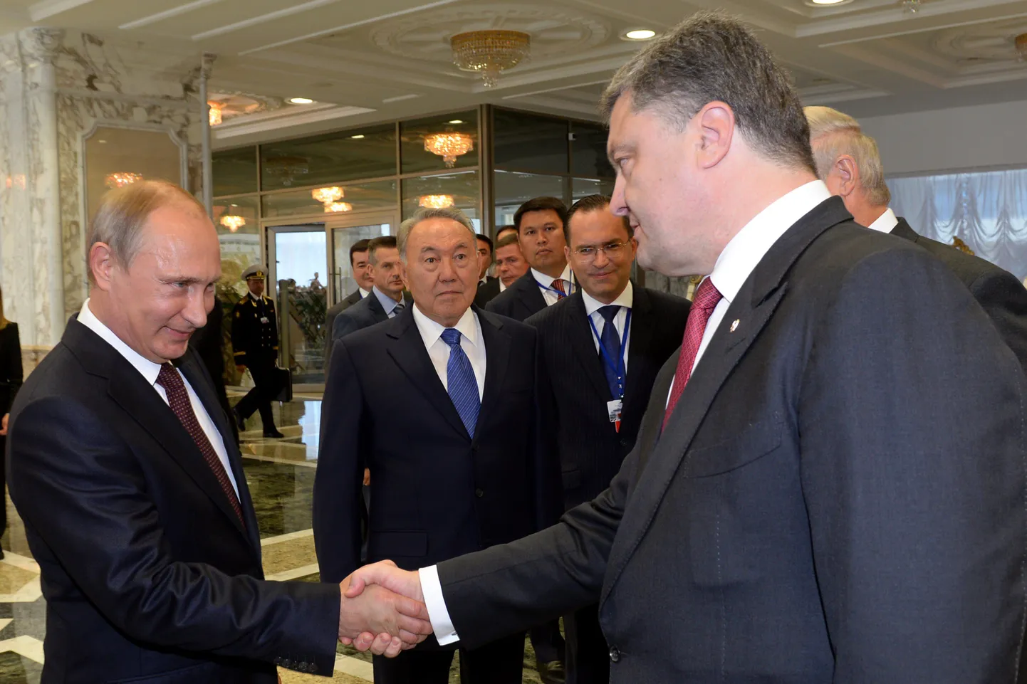 Президент России Владимир Путин и президент Украины Петр Порошенко в Минске в августе 2014 года.