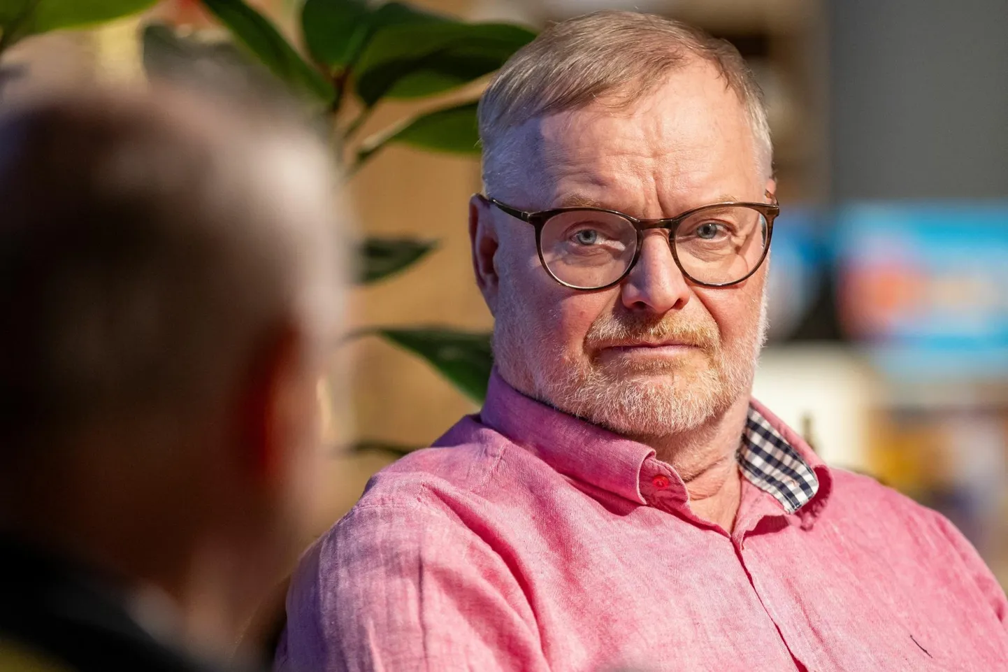 Hans H. Luik nimetab meediat laulvaks tõe otsimise masinaks, sest selleks, et laul kütkestaks, peab tal olema iga kord uus viis, aga laulu sees peab olema sama refrään.
