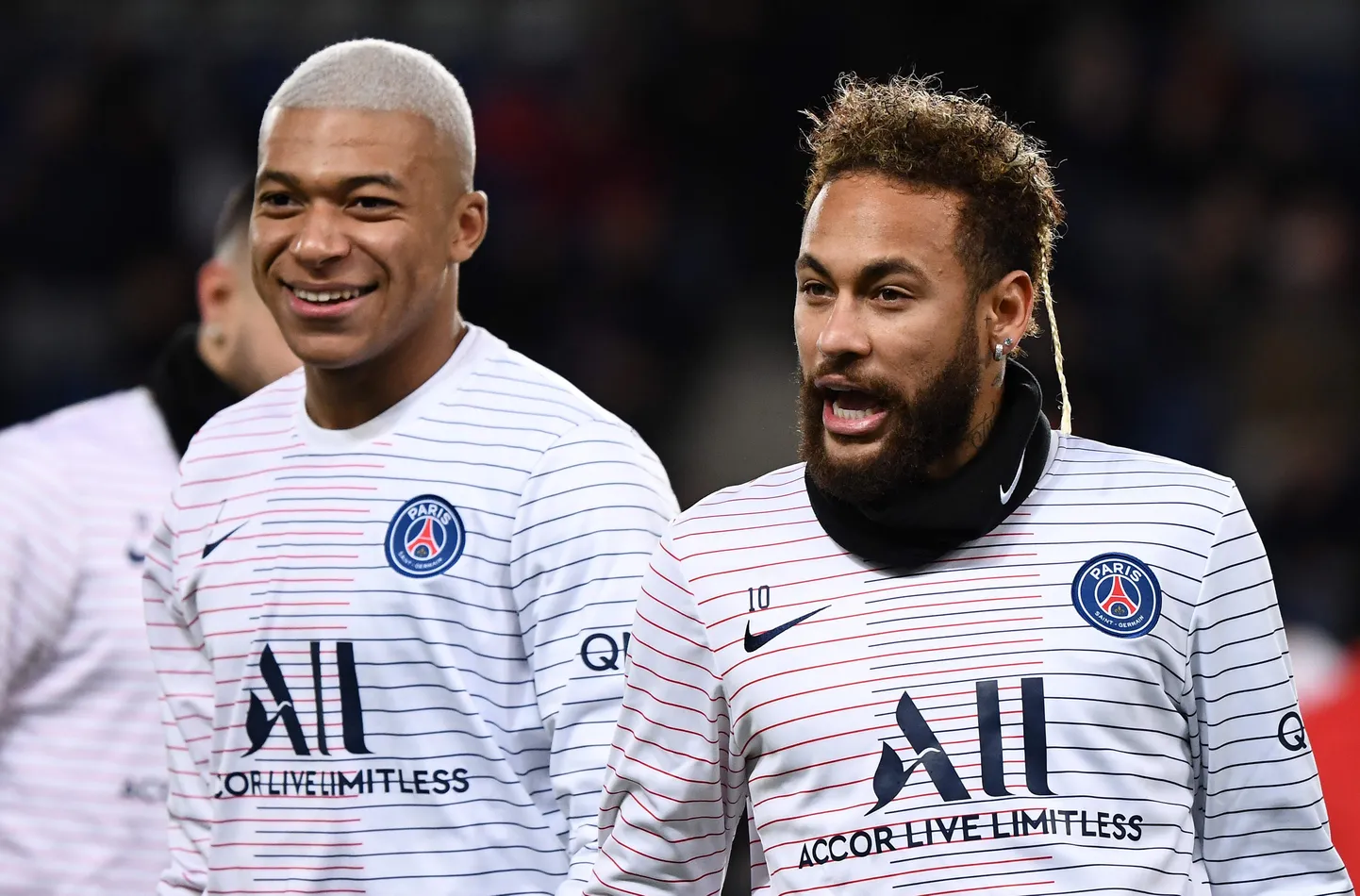 Kylian Mbappe (vasakul) on kõige kallim jalgpallur.  Neymar (paremal) teenis alles 19. koha. Brasiillase väärtuseks hinnatakse "kõigest" 100,4 miljonit.