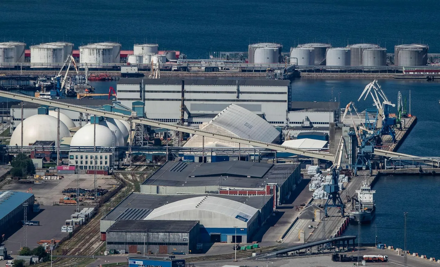 Muuga sadamas asuv DBT väetiseterminal (kuplid vasakul).
