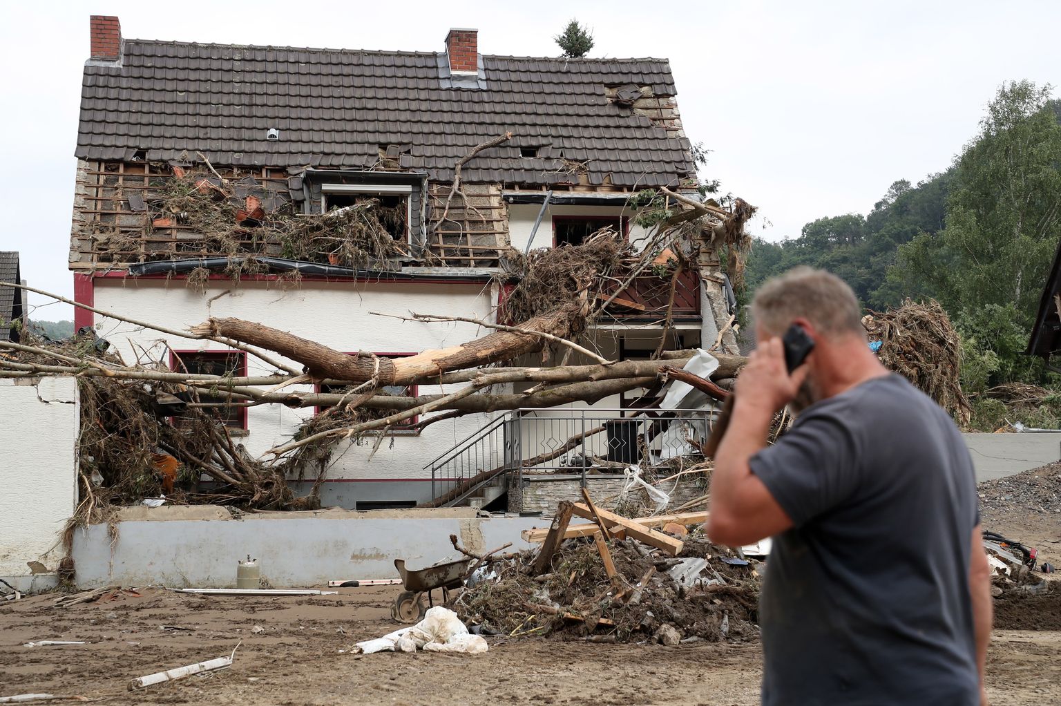 Tulvades kannatada saanud maja Saksamaal Altenahris Ahri jõe ääres. Pildil on ka maja omanik