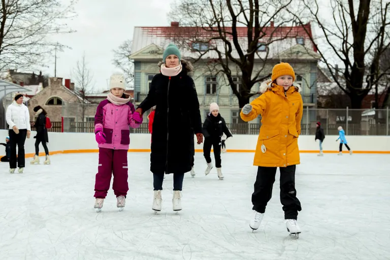 Pärnu Lastestaadioni uisuväljaku ehitusel ületati mitu komistuskivi, enne kui see detsembri keskpaigas avati, kuid siiani ei ole ehitajad ja linn jõudnud kokkuleppele ehitustööde lõpliku hinna suhtes. Seetõttu on töövõtjad otsustanud võtta ette kohtutee.