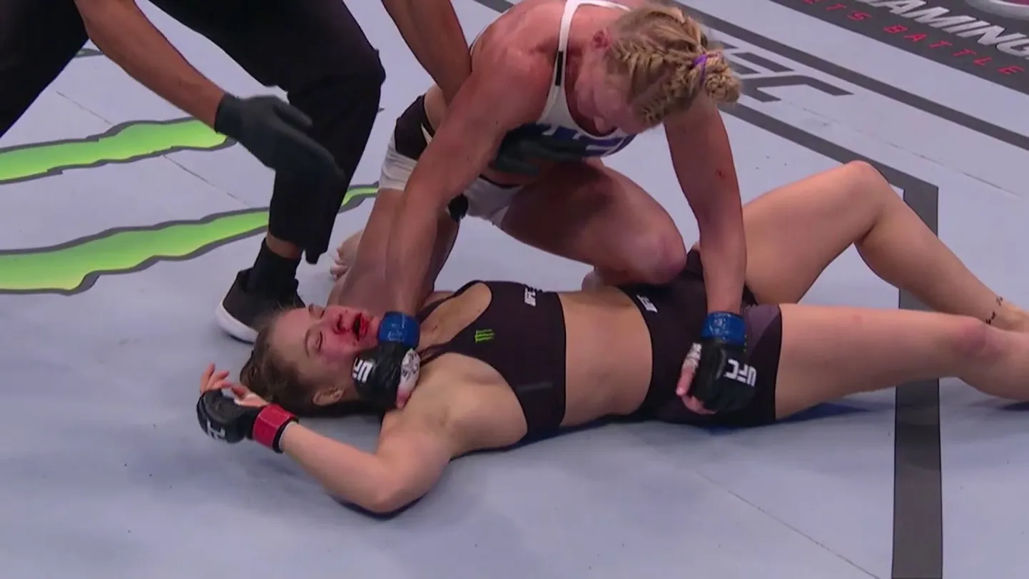 Ronda Rousey (pikali) on Holly Holmi poolt nokauteeritud.