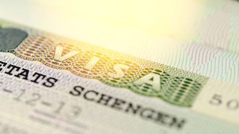 Еврокомиссия запретила выдачу россиянам многократных виз