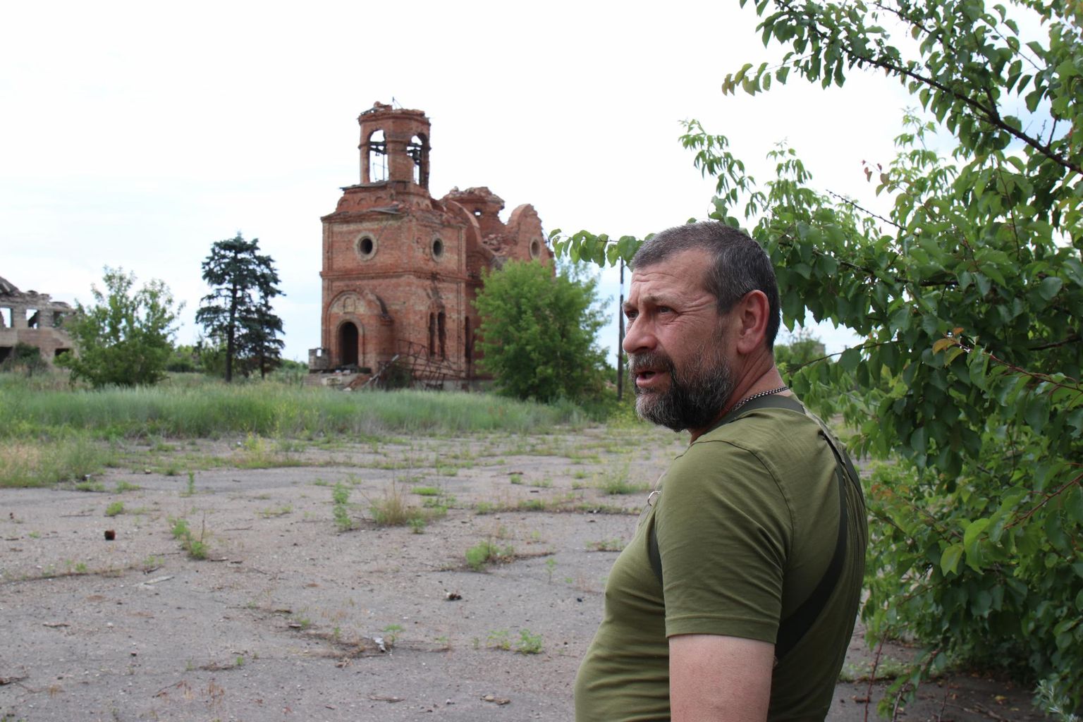 Donetski linna all rinnet hoidva Ukraina pataljoni ülem Jevgeni Gontšarov hävitatud Peski küla omalaadseks sümboliks kujunenud purustatud kiriku ees. Kirik lasti puruks juba Donbassi sõja ajal. 