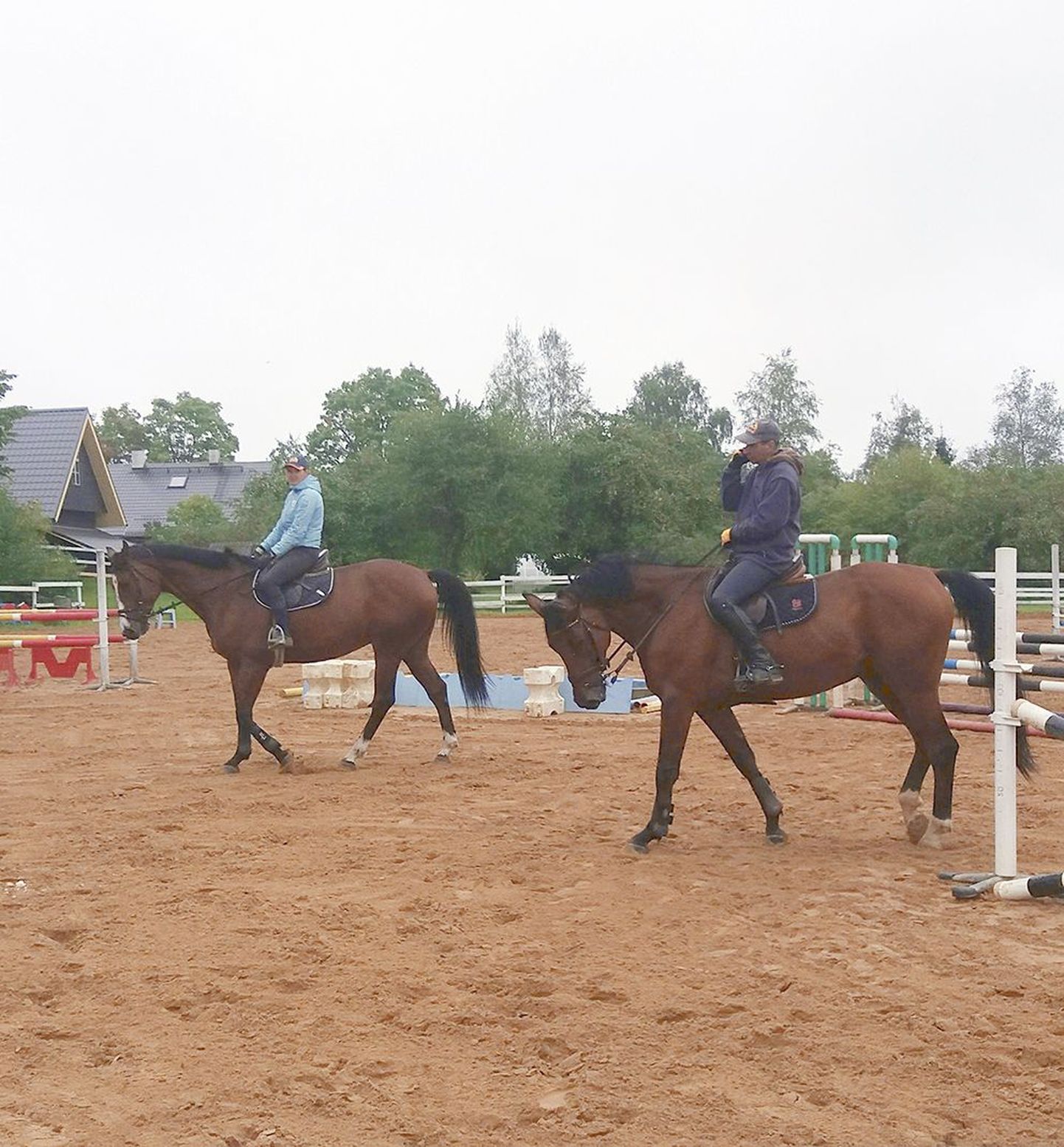 Eile treenis ratsatalu pererahvas nooremaid hobuseid. Nagu ütles pereema Katri Klettenberg (vasakul), oli täiesti tavaline tööpäev.