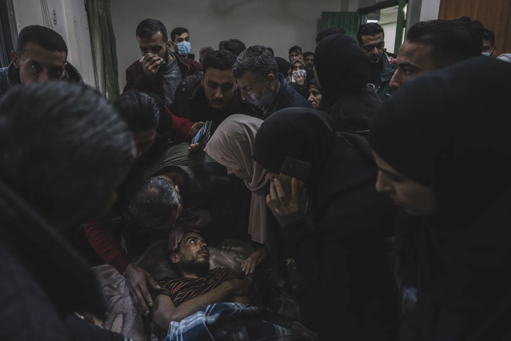 Aastaid kadunud inimeste sugulased tunglevad ümber mehe, kes toodi Sednaya vanglast Ibn Al-Nafeesi haiglasse. Nad on meeleheitel, otsides uudiseid oma lähedaste kohta, kuigi mees suudab vaevu rääkida. Damaskus, Süüria, 12. detsember 2024. Lääne-, Kesk- ja Lõuna-Aasia, fotolood.