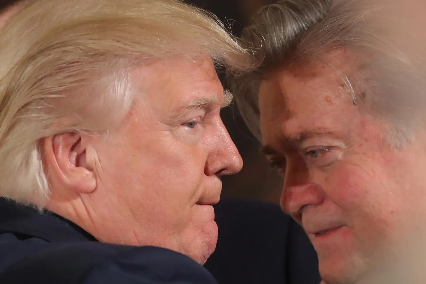 Donald Trumpi endine peastrateeg Steve Bannon(vasakul) sai Valgest Majast lahkumisel sealt kaasa ridamisi presidendi halvustavaid sõnu.