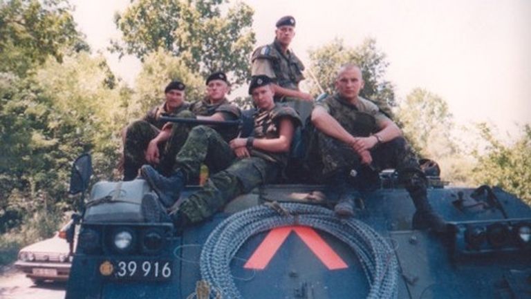 Guntars kopā ar kara biedriem misijas laikā 