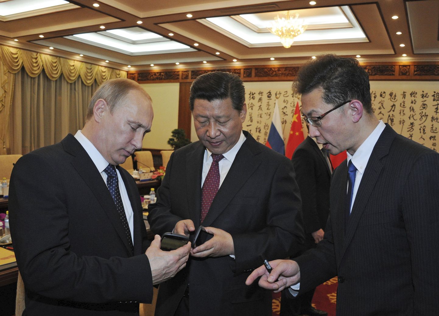 Vladimir Putin (vasakul) andmas Xi Jinpingile (keskel) üle nutitelefoni YotaPhone2