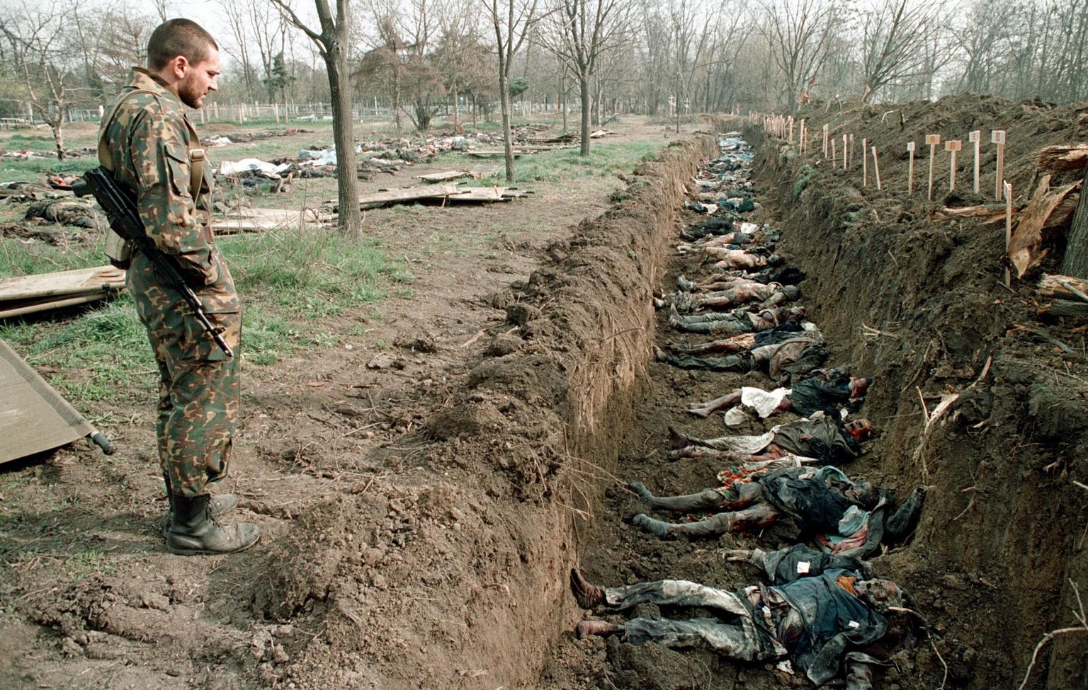 Vene armee sõdur 31. märtsil 1995 sama aasta talvel Groznõis tapetud tsiviilisikute massihaua juures.