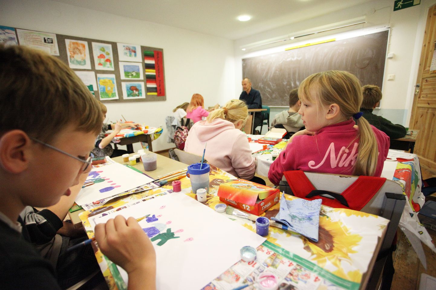 Lasila põhikooli V klassi õpilased hakkasid eile kell 10 koos 55 000 Eesti lapsega joonistama pilte oma kooli toredatest õpetajatest.