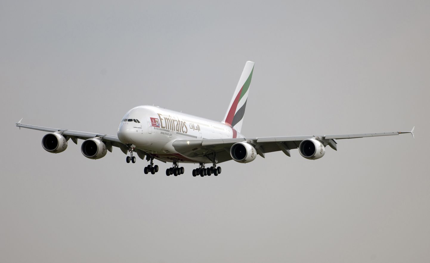 Noor naine muutus Emiratesi lennul vägivaldseks. Foto on illustreeriv.