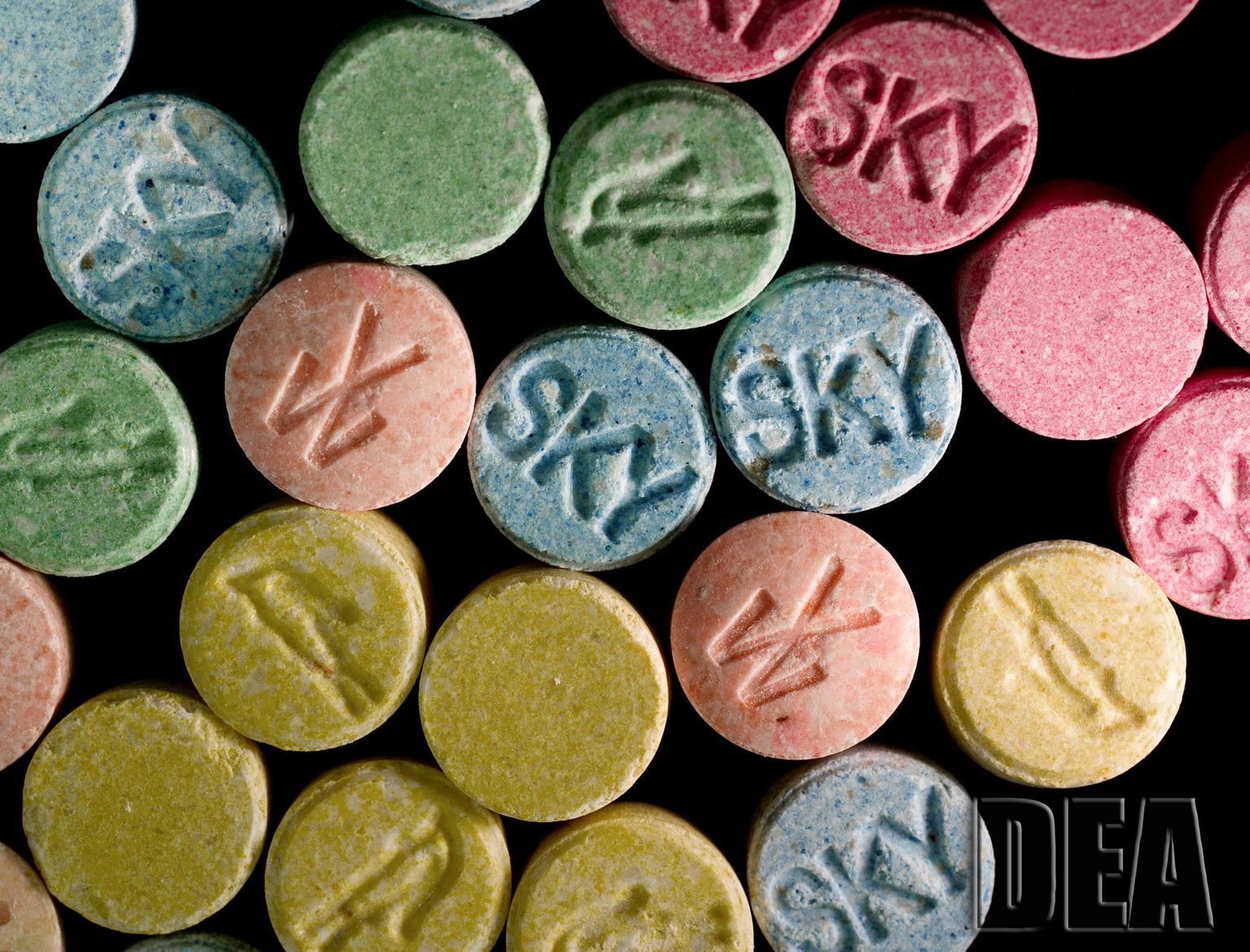 Narkootilise ecstasy tabletid, mis sisaldavad põhilise toimeaeinena metaamfetamiini MDMAd.