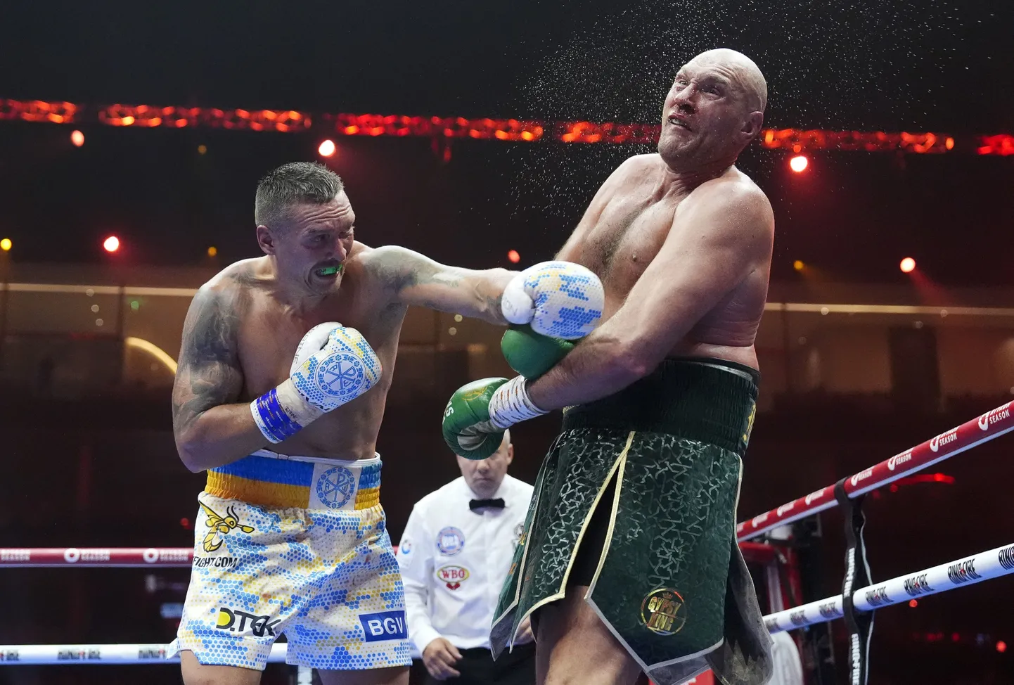 Oleksandr Ussõk (vasakul) näitas Tyson Furyle koha kätte ja krooniti selle sajandi esimeseks absoluutseks raskekaalu poksi maailmameistriks.