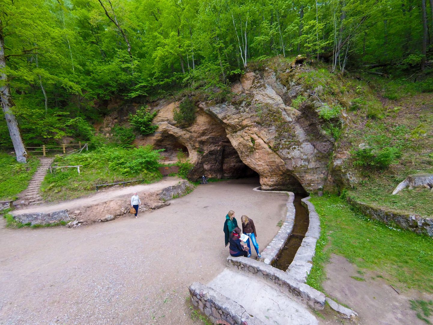 Gūtmaņala koobas toob igal aastal sinna uudistama arvukalt turiste. Imestama paneb, kuidas kümne meetri kõrgustele liivakoopa seintele on suudetud kirjutisi ja kujutisi jäädvustada.