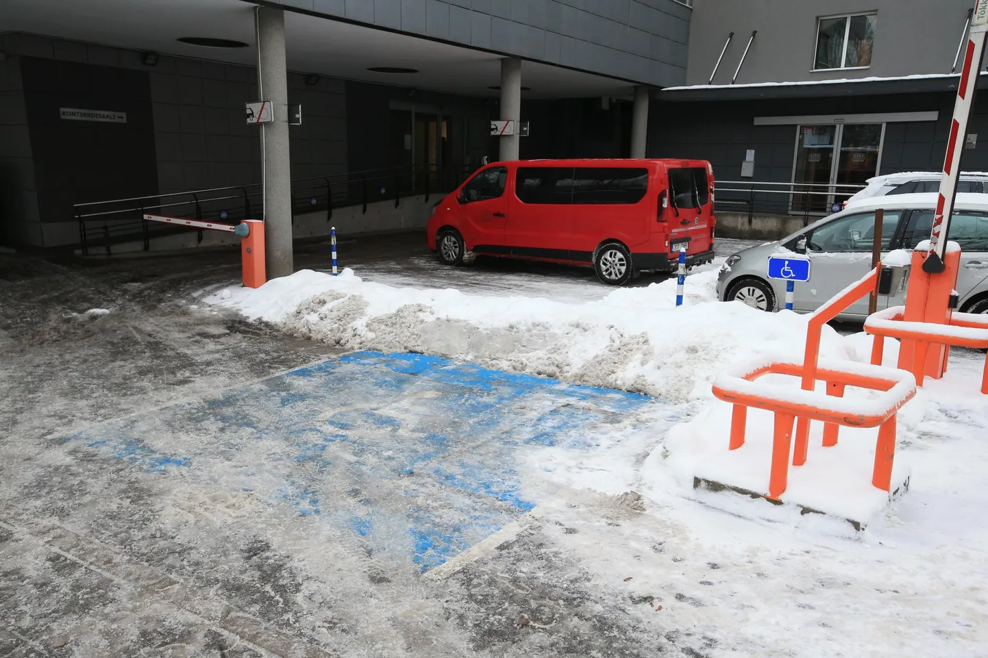 Vanemuise kontserdimaja parklas inva­autode kohas oli aasta lõpus suur lumehunnik. Vanemuise teatri haldusjuht Kalle Kukk lubas hoolitseda, et säärane olukord ei korduks.