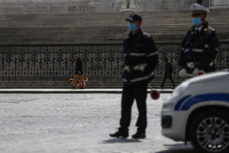 Tavaliselt rahvast kihavatele Rooma tänavatele on jäänud vaid üksikud koeraga jalutavad inimesed ning neil silma peal hoidvad politseinikud. 