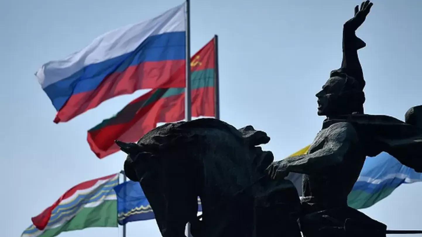 Так украшен центр приднестровской столицы, Тирасполя - памятник Александру Суворову и флаги России и Приднестровья
