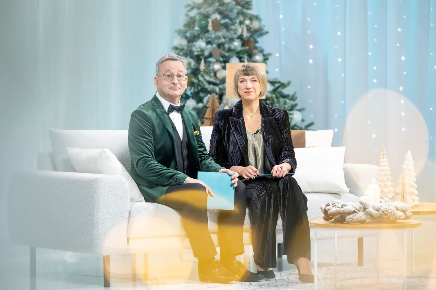 Heategevussaate «Jõulutunnel» saatejuhid Margus Saar ja Margit Kilumets.