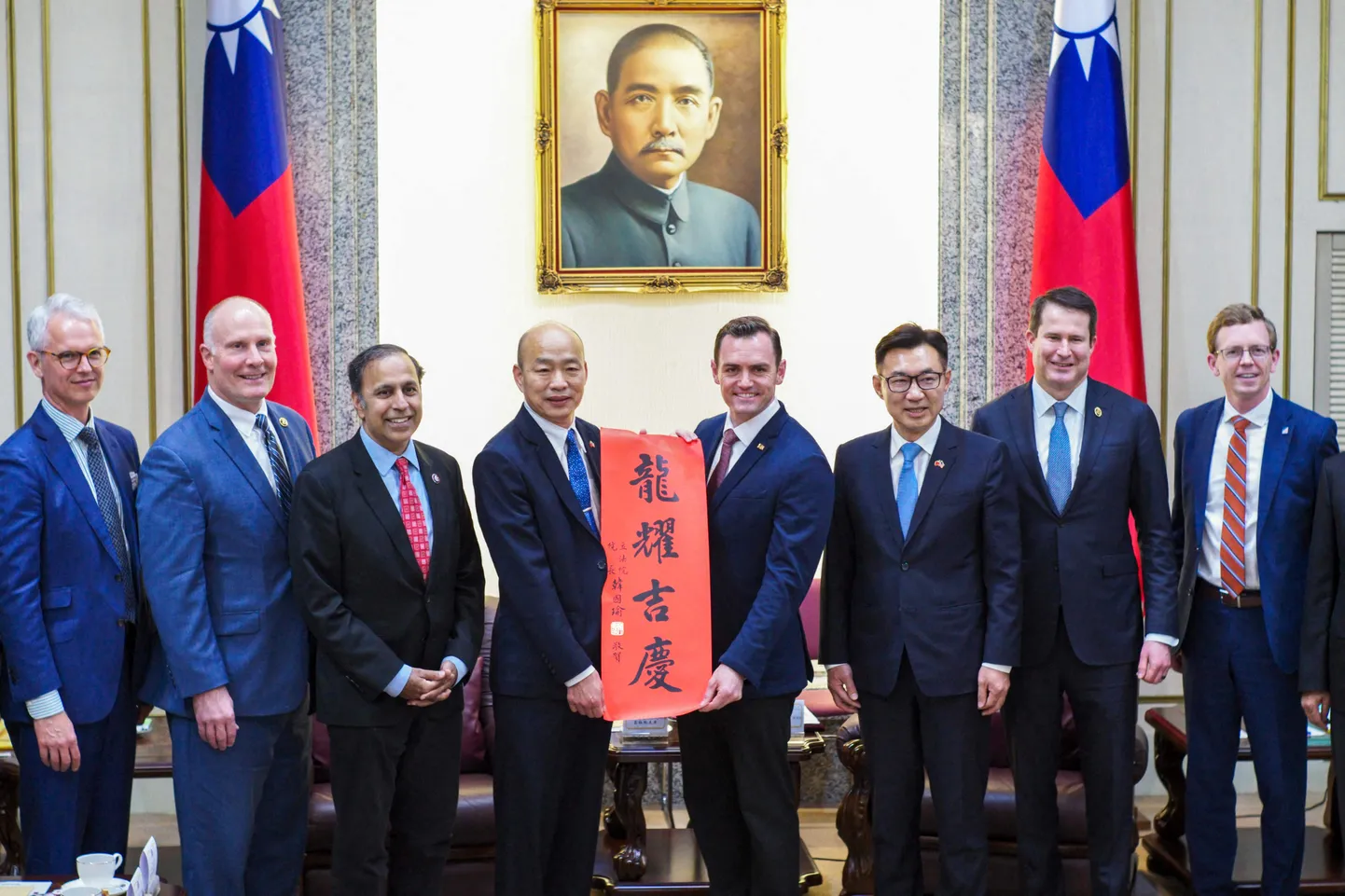 USA esindajatekoja delegatsiooni juht Mike Gallagher sai Taiwani parlamendi spiikrilt Han Kuo-yult kingituseks chunlian'i ehk traditsioonilise kaunistuse, millele on kalligraafiliselt hiina keeles kirjutatud "edu teile".