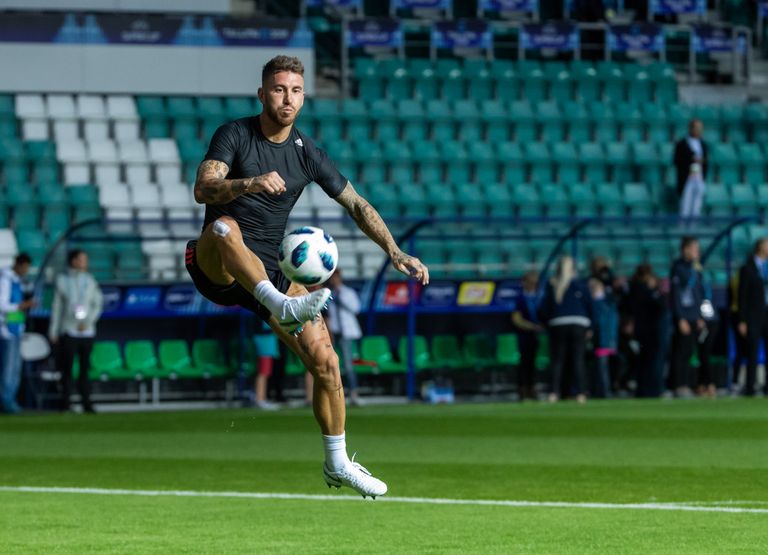 Sergio Ramos pärast roosa särgi noorele fännile kinkimist Madridi Reali treeningul Lilleküla staadionil enne kolmapäevast UEFA superkarikafinaali.