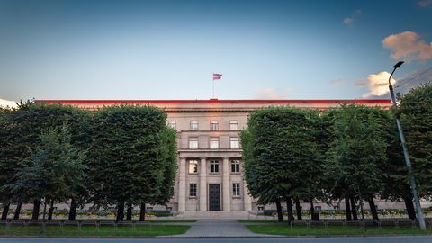 Kopbudžeta izdevumi pirmajā pusgadā pārsniedz ieņēmumus par ceturtdaļmiljardu