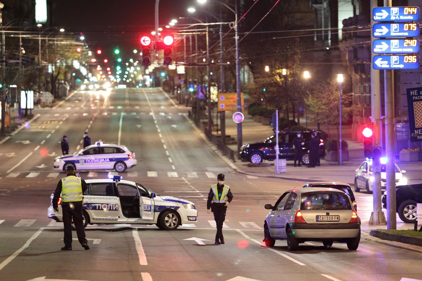Serbia politsei patrullimas Belgradi tänavatel öise liikumiskeelu ajal.