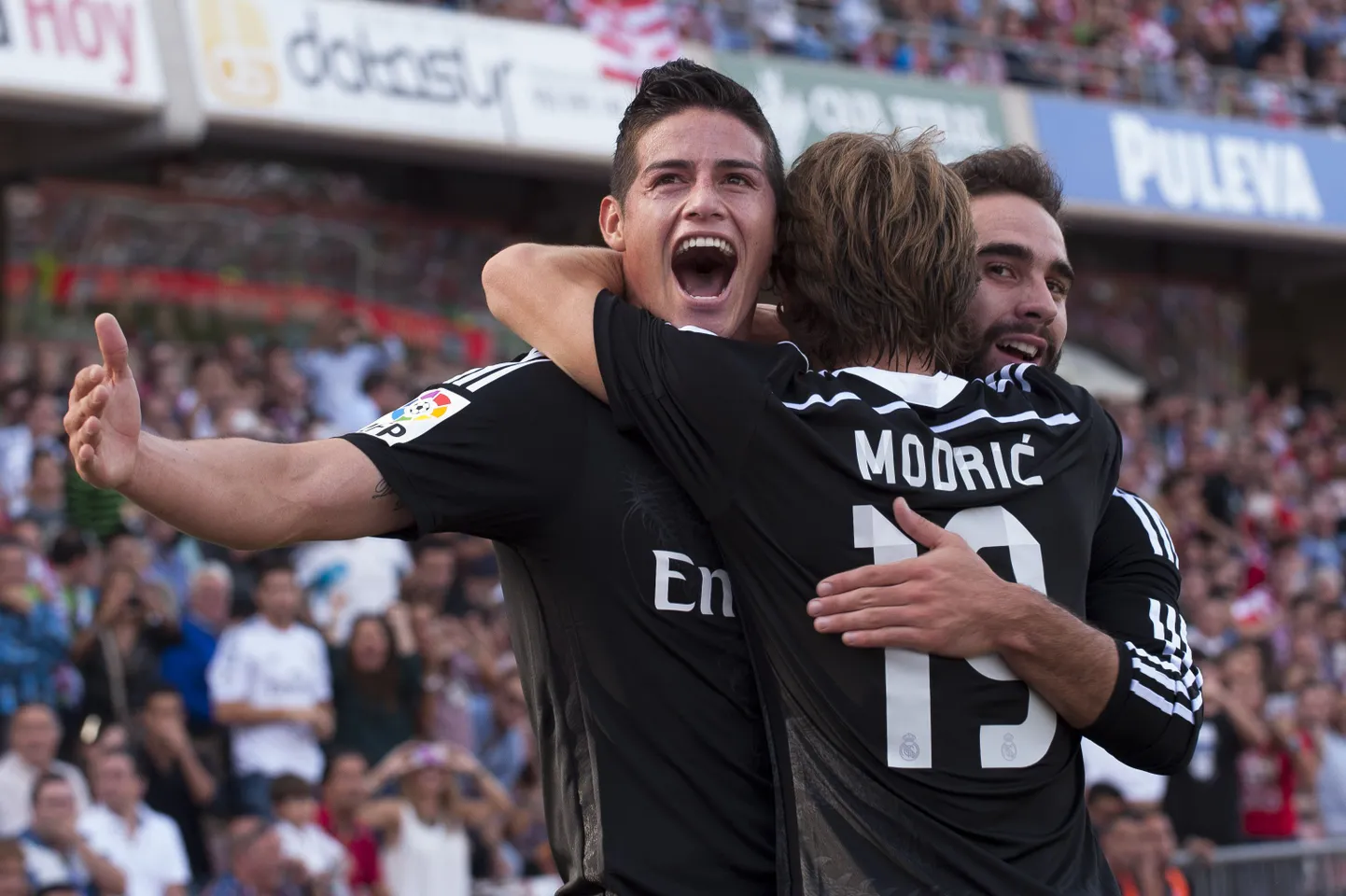 James Rodriguez (vasakul) koos kaaslastega väravat tähistamas.
