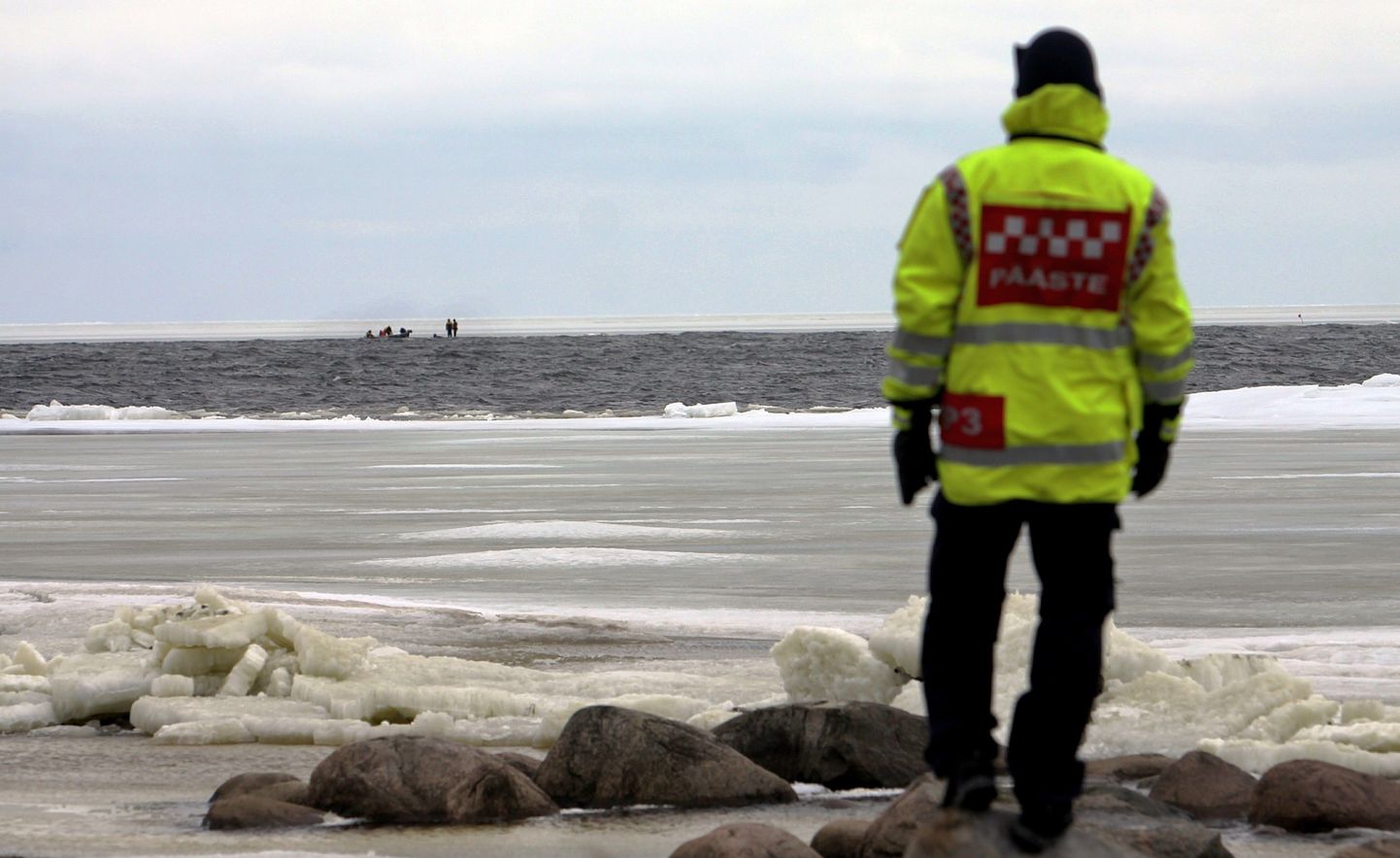Päästjad aitasid Pärnus kaldale mootorsaaniga jääauku kukkunud neli kalameest. Foto on illustreeriv.