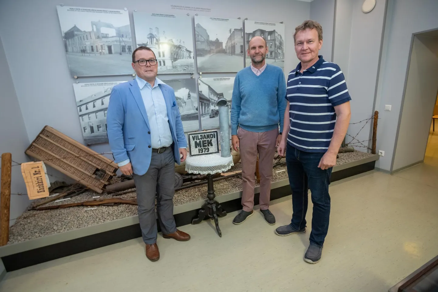 Kolmapäeva lõuna ajal andis Viljandi linnapea Madis Timpson (vasakul) muuseumi direktorile Jaak Pihlakule (paremal) ametite maja ajakapsli. Nurgakivi sai endale volikogu esimees Helir-Valdor Seeder.
