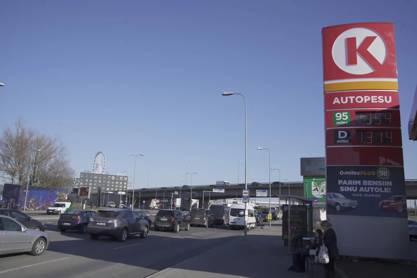 Kütuste hinnad eile õhtupoolikul ühes Tallinna K Circle&#39;i tanklas. Keskpäeva paiku küsiti sama vedeliku eest mitu senti rohkem.