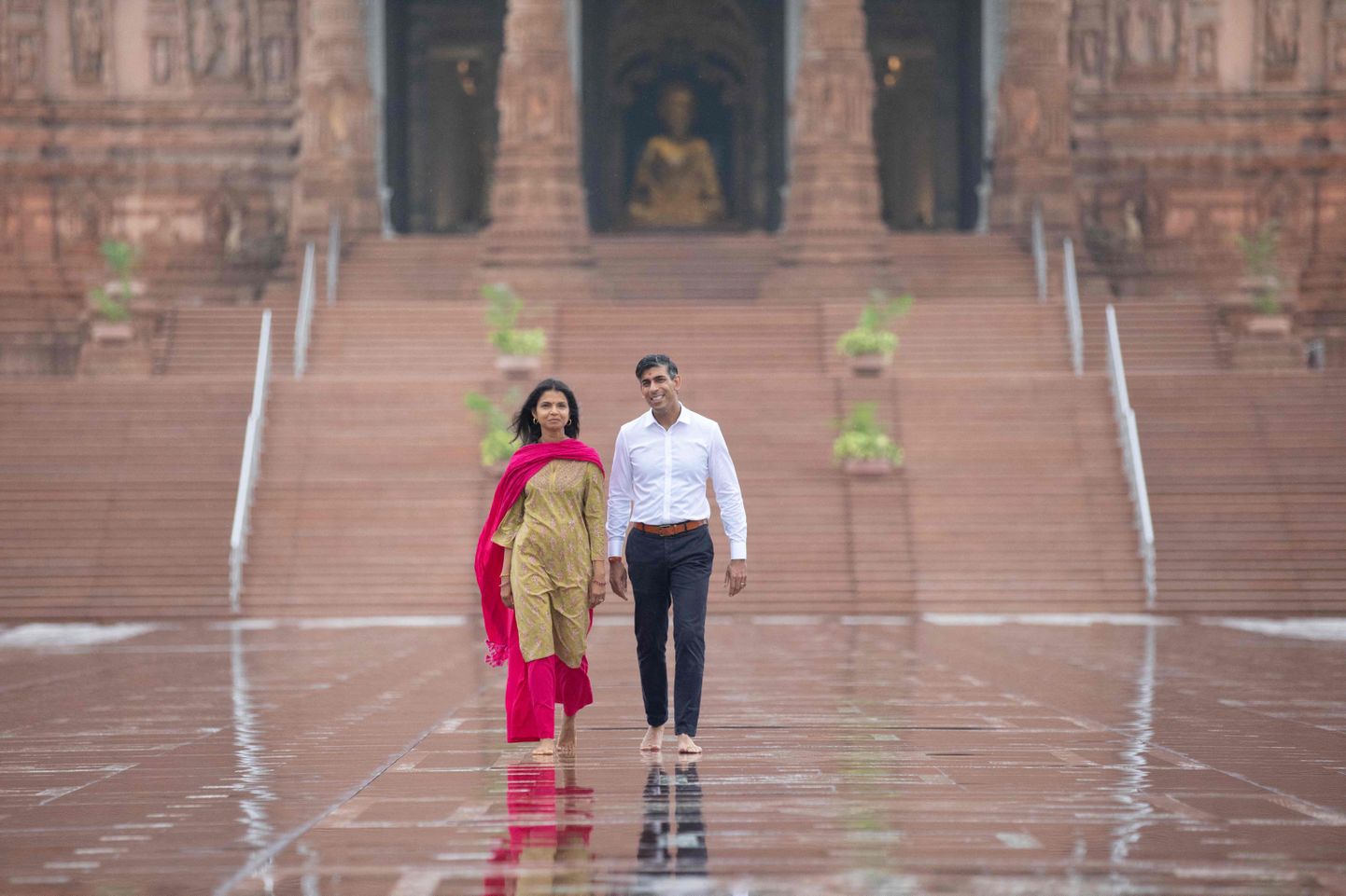 Briti peaminister Rishi Sunak koos abikaasa Akshata Murtyga külaskäigul Akshardhami templisse New Delhis, kus äsja lõppes G20 tippkohtumine.