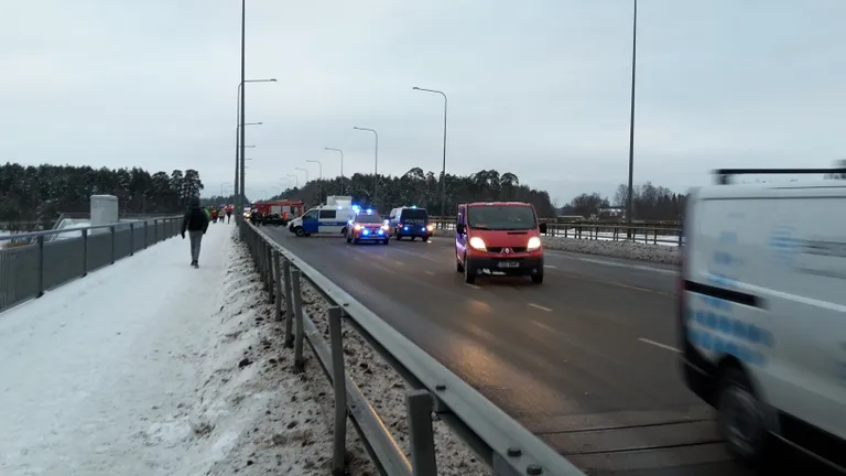 Raske liiklusõnnetus sulges Pärnus Papiniidu sillal liikluse.