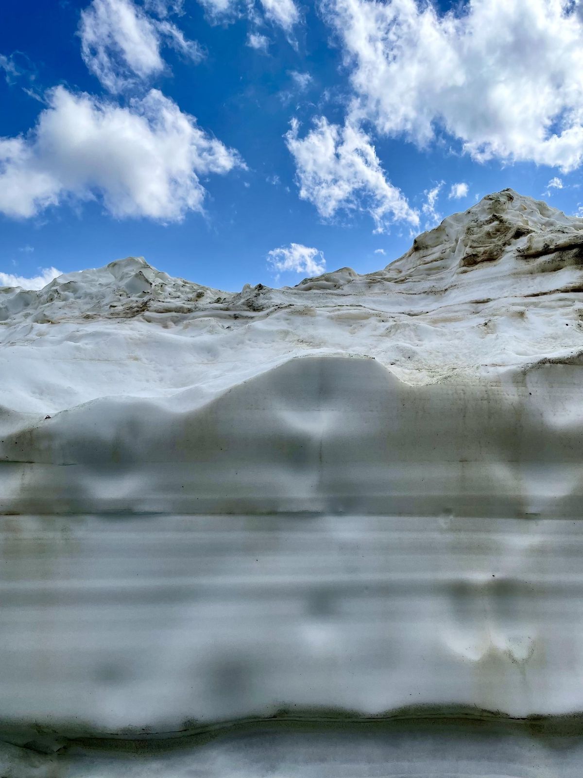 Umnes kolm meetrit kõrge jäämüür, millest Stüdlhütte mägionni terrass oli sõna otseses mõttes välja raiutud, annab hea ülevaate sel suvel mägedes valitsevast lumerohkusest.