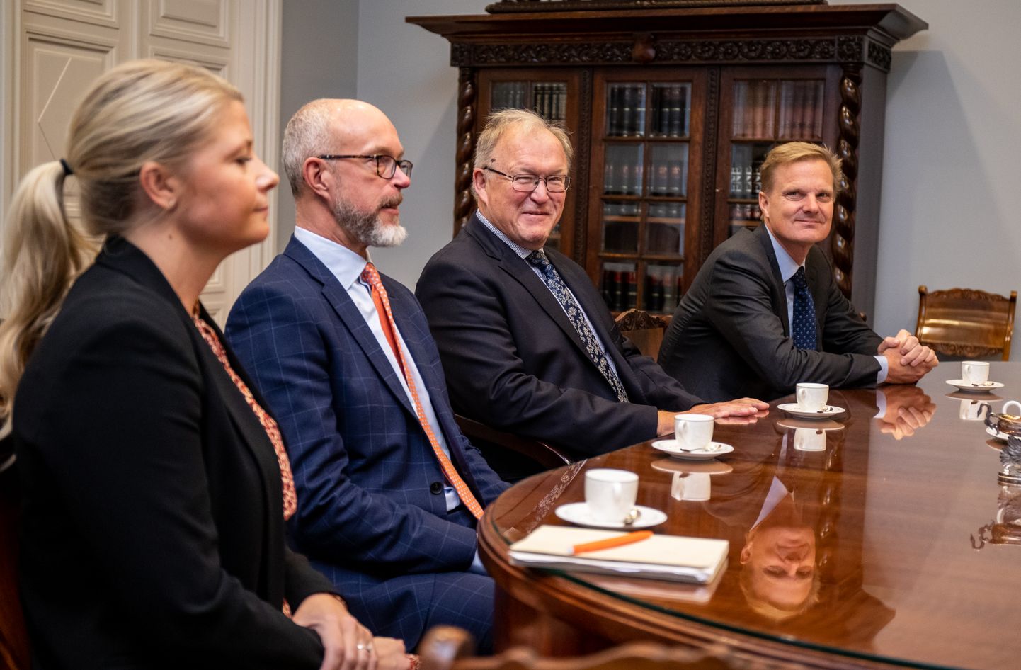 Swedbanki tippjuhid Stenbocki majas. Paremalt panga uus tegevjuht Jens Henriksson, nõukogu esimees Göran Persson ning panga tegevjuhi kohusetäitja Anders Kalrsson.