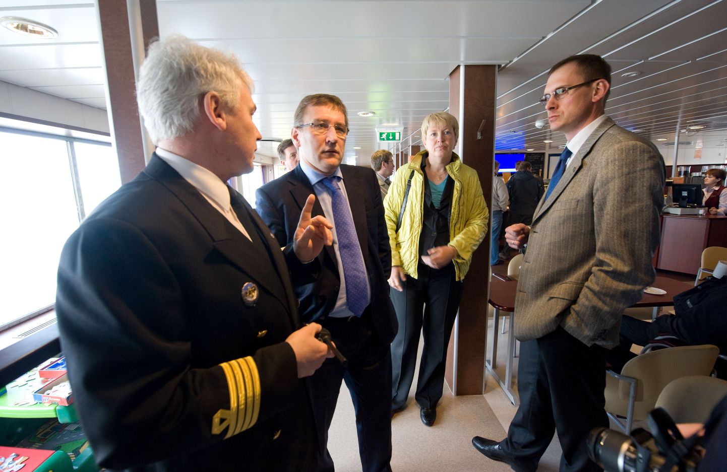 Muhumaa kapten Andres Saat tutvustab uut laeva majandusminister Juhan Partsile, kantsler Marika Priskele ja Väinamere Liinide juhile Urmas Treierile.