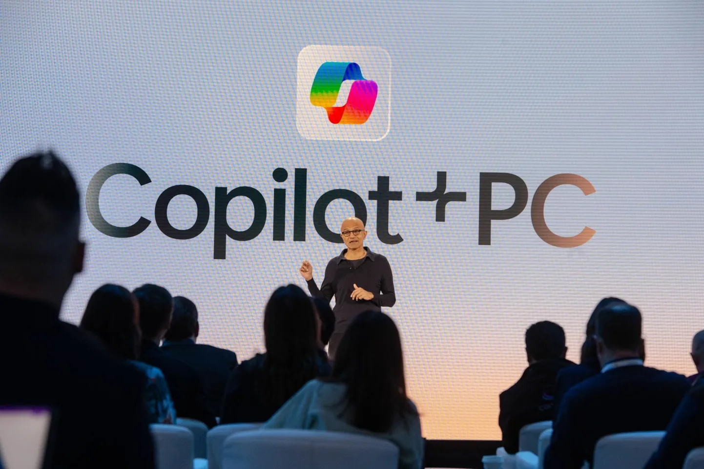 Microsofti tegevjuht Satya Nadella esitlemas nägemust tehis-
aru kasutamisest arvutites.
