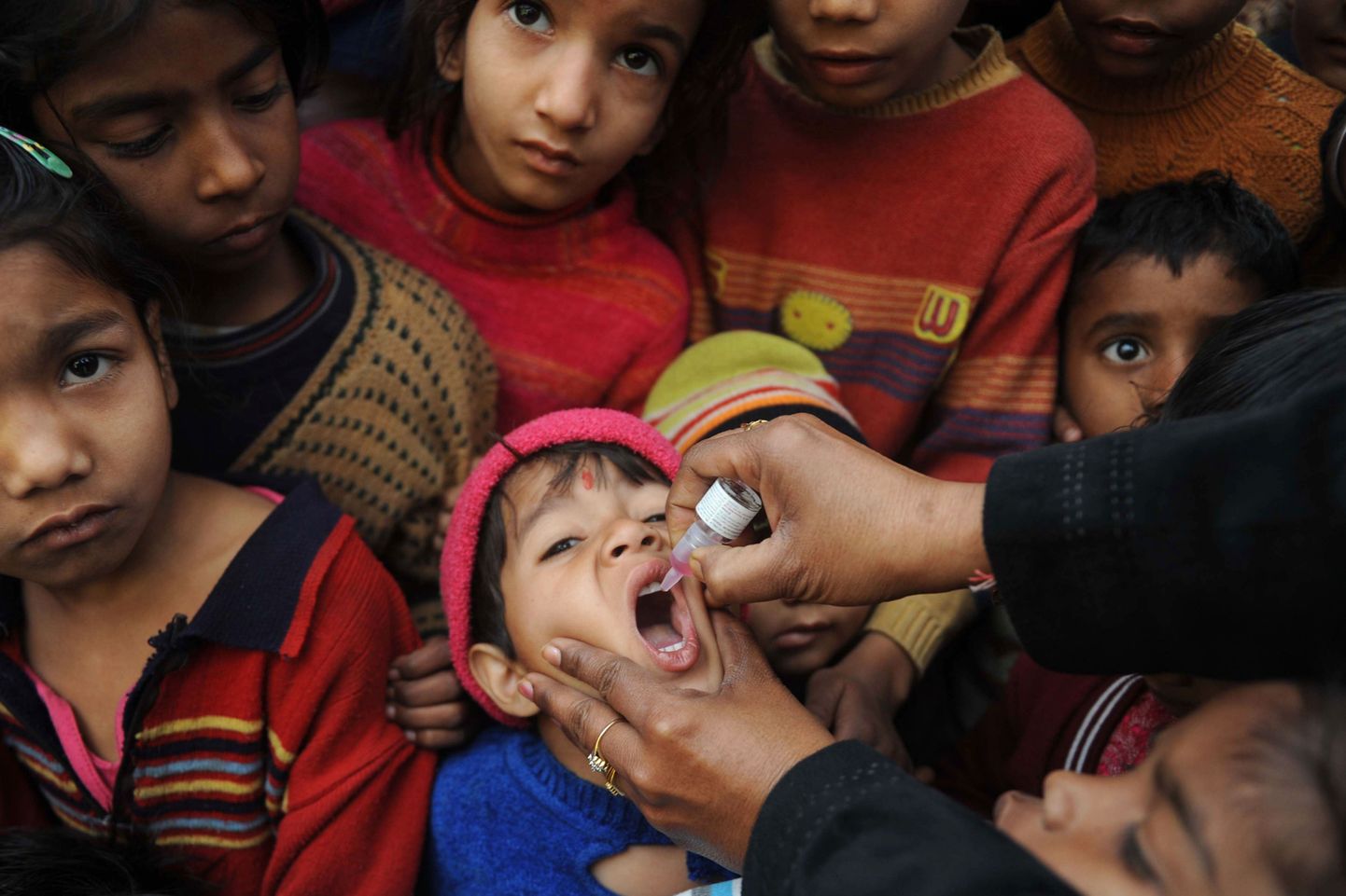 India meedik andmas lapsele vaktsiini lastehalvatuse vastu.