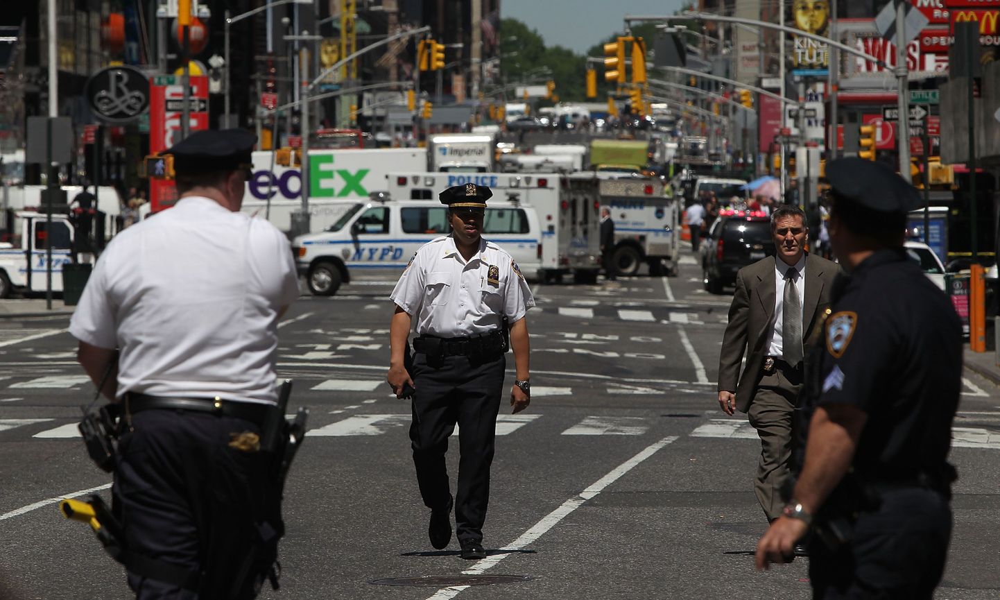 New Yorgi politseinikud Times Square'il, kust seekord leiti kahtlane kott.