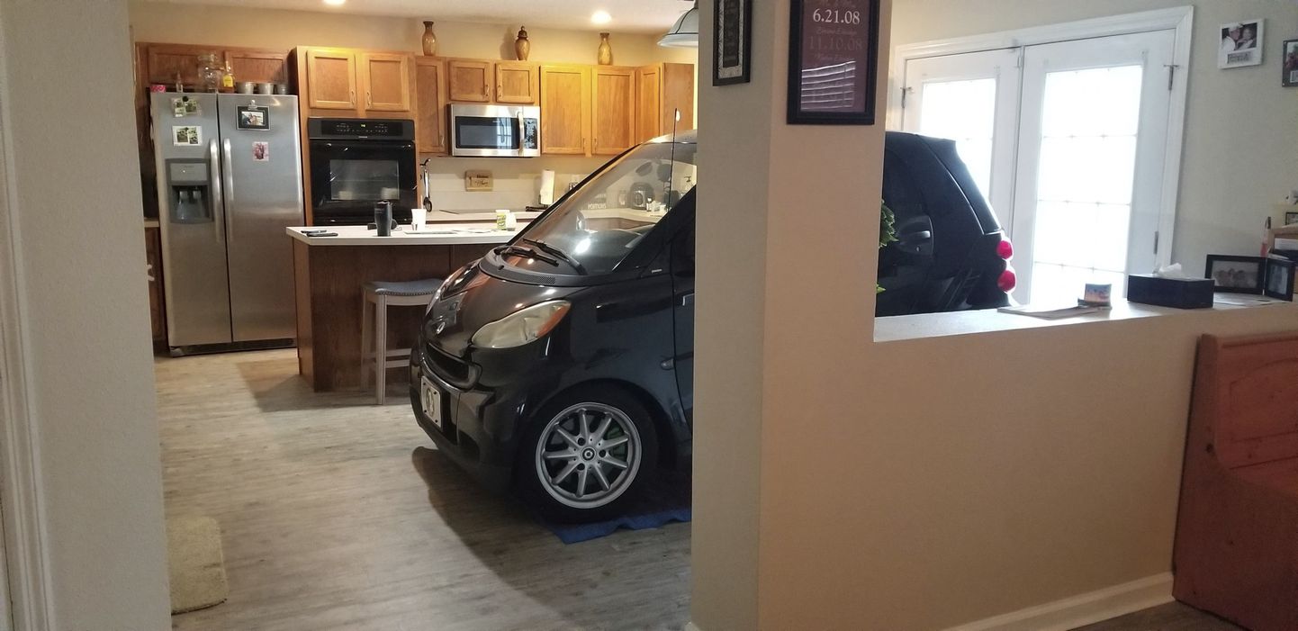 Eldridge'id otsustasid parkida oma auto keset kööki.