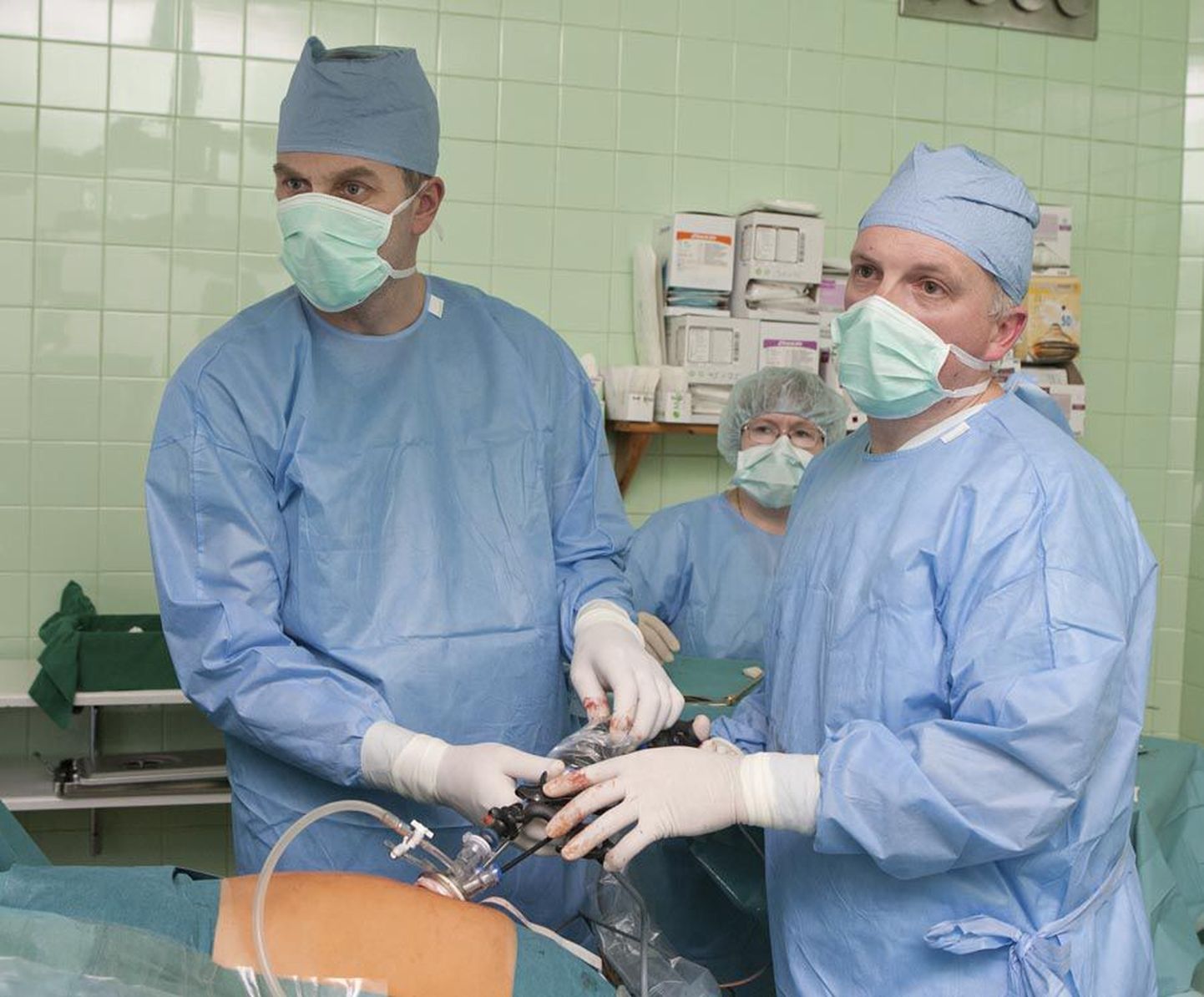 Viljandi haigla kirurgid Tiidrek Koemets ja Andres Tiit sapipõie laparoskoopilist lõikust tegemas.