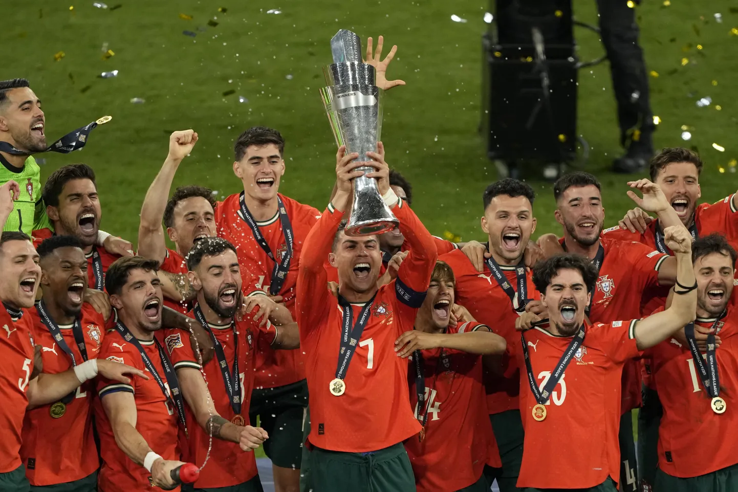 Portugali kapten Cristiano Ronaldo on üles tõstnud Rahvuste liiga karika.