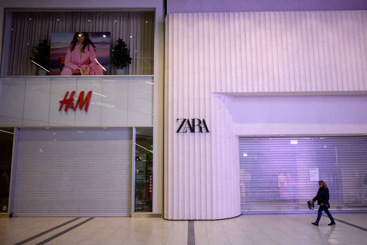 Закрытые магазины H&M и Zara в московском торговом центре.