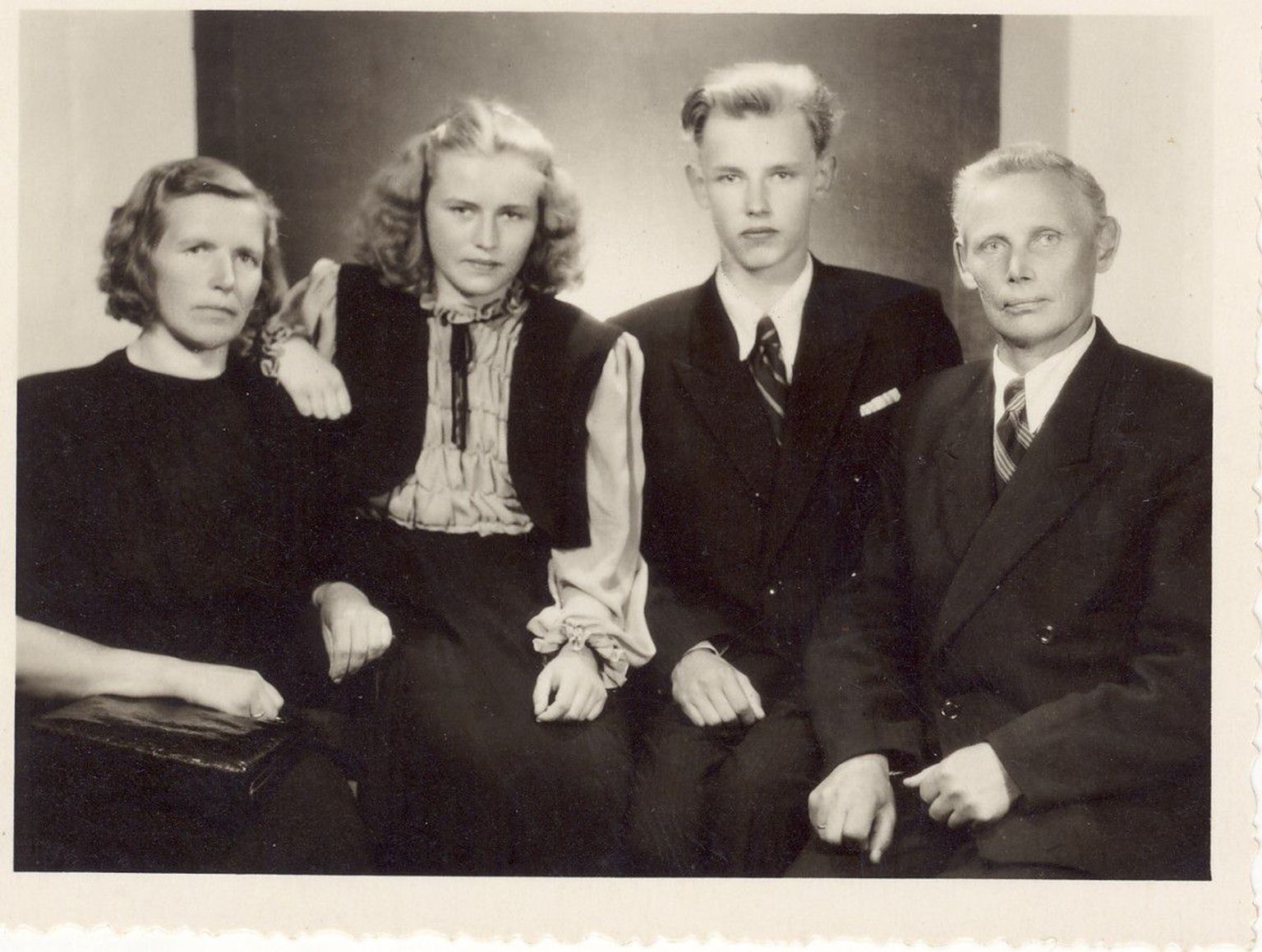 Juhan Palvadre perekond enne Valgast lahkumist 4. augustil 1952. Abikaasa Roosy (vasakult), tütar Hillo, poeg Rein ja Juhan.