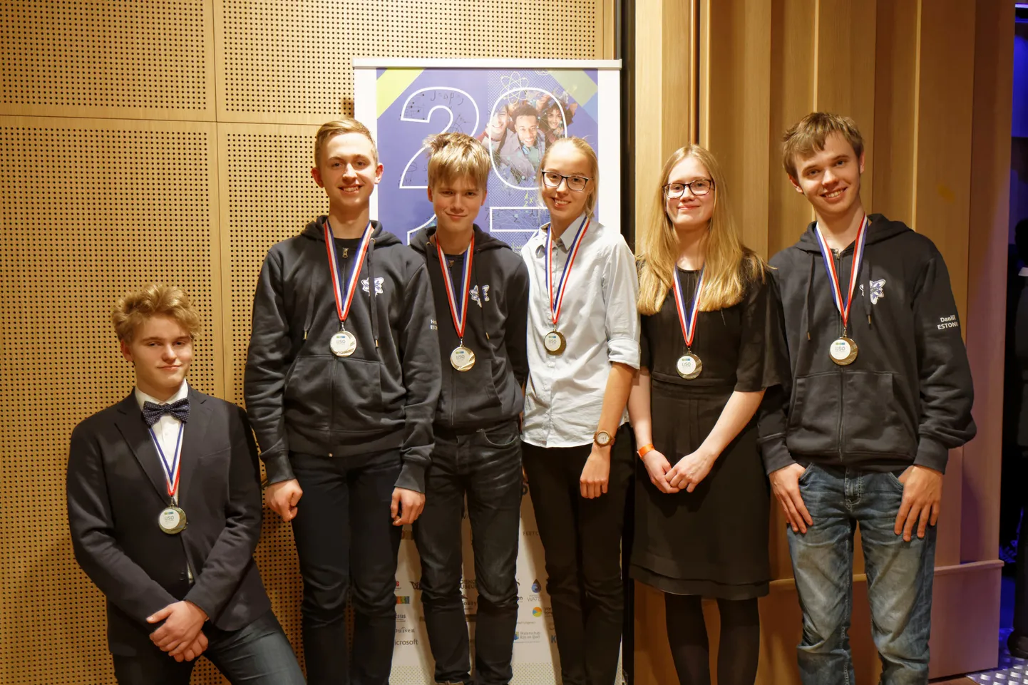 Eesti võistkond (vasakult)Andreas Simson, Hendrik Vija, Martin Rahe, Sofia Marlene Haug, Anna Pauliina Rumm ja Daniil Vaino.