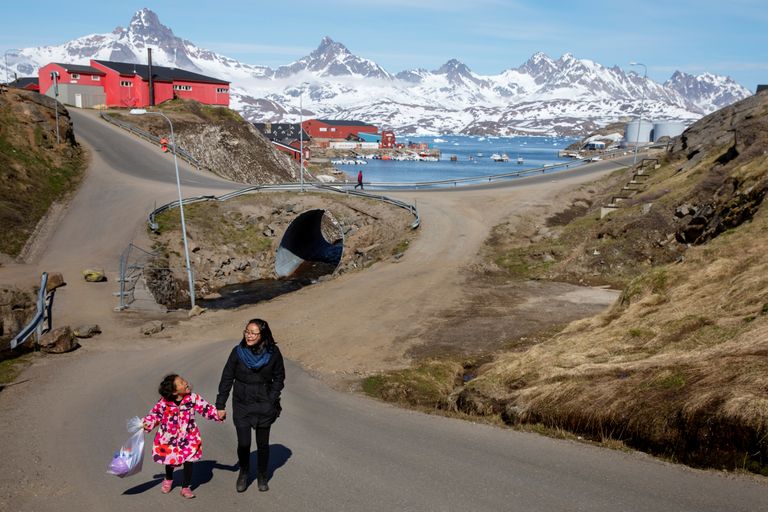 Ema ja laps Gröönimaal Tasiilaqis