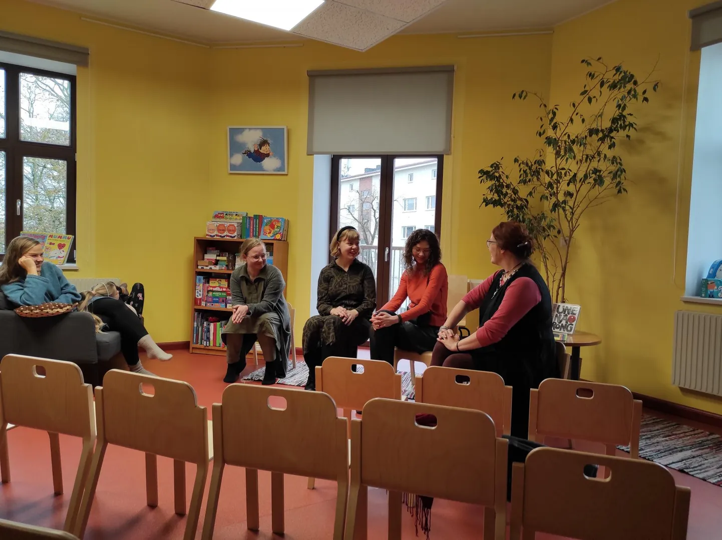 Eliko Kajak (paremalt), Stella Skulatšjova, Kristel Maamägi ja Maarja Yano istuvad kuulajate ees ja meenutavad raamatu eellugu.