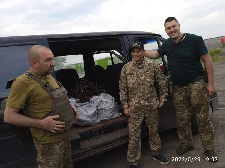 Vabatahtlikud annavad üle abi Ukraina relvajõudude võitlejate jaoks.