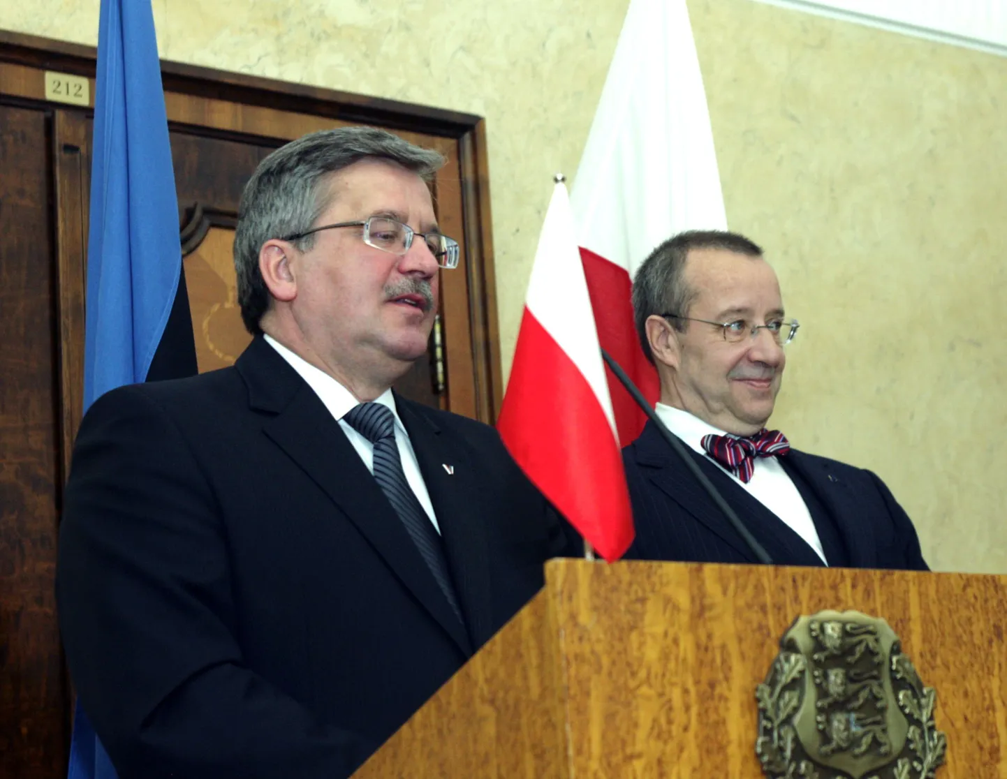 Президент Польши Бронислав Коморовский (слева) во время визита в Эстонию и президент Эстонии Тоомас Хендрик Ильвес.